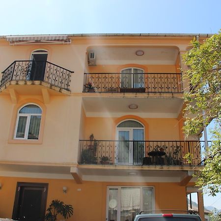 סארפי Yellow House - Vaja מראה חיצוני תמונה